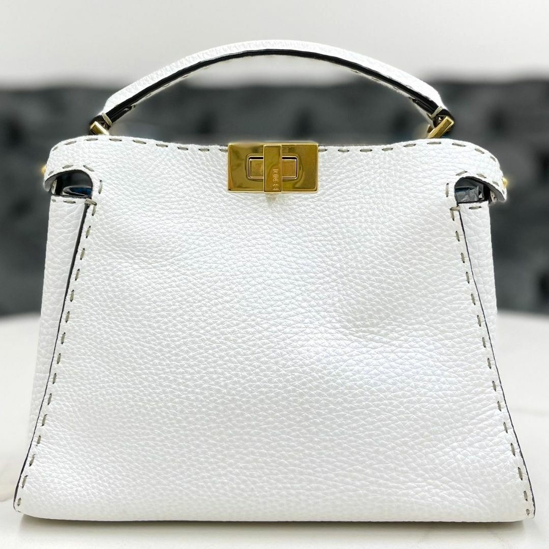 FENDI - 美品☆ フェンディ ピーカブー エッセンシャリー 白 FENDI - 美品☆ フェンディ ピーカブー エッセンシャリー 白