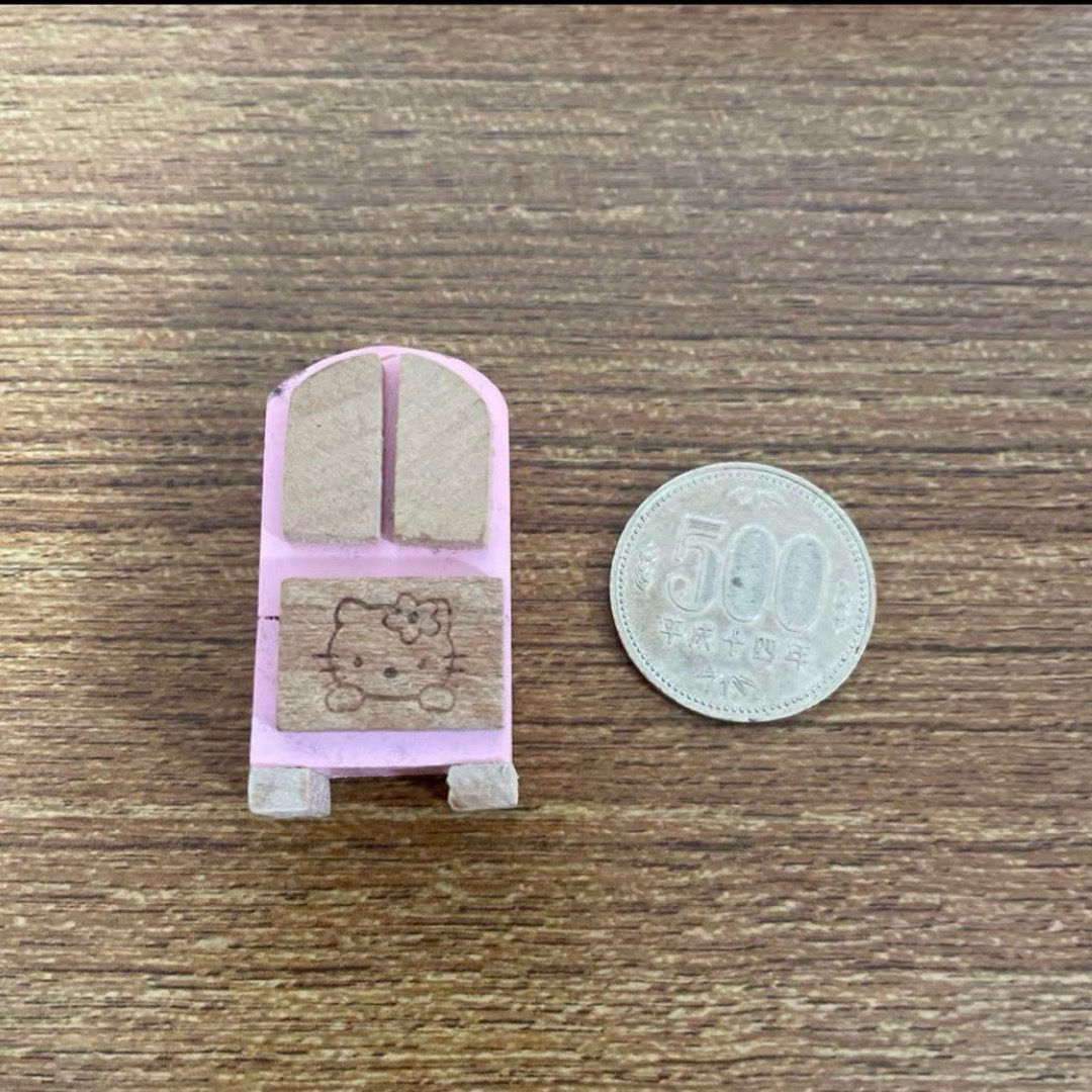 ハローキティ(ハローキティ)の☆ ミニチュア NO.203 サンリオ 木製 家具 クローゼット エンタメ/ホビーのフィギュア(その他)の商品写真