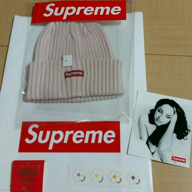 Supreme(シュプリーム)の取置き！購入禁止❌SUPREME ニット帽ピンク+ノベルティ メンズの帽子(ニット帽/ビーニー)の商品写真