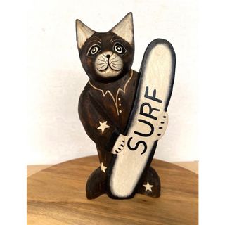 木製　猫の置物(サーフィン)(置物)