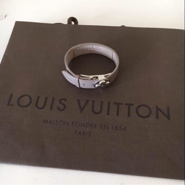 LOUIS VUITTON(ルイヴィトン)のルイヴィトン レザーブレスレット レディースのアクセサリー(ブレスレット/バングル)の商品写真