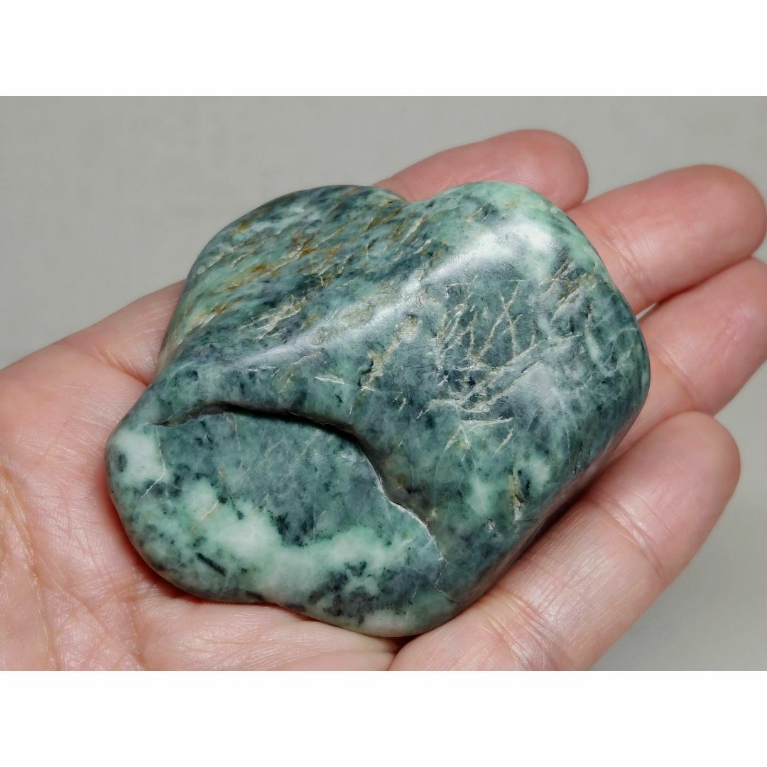 黒緑 146g 翡翠 ヒスイ 原石 糸魚川 鉱物 鉱石 鑑賞石 自然石 誕生石