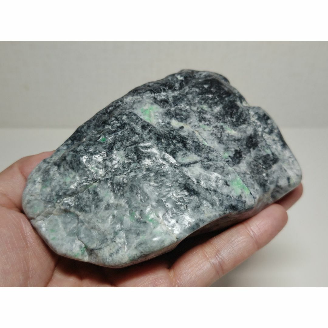 黒緑 775g 翡翠 ヒスイ 原石 糸魚川 鉱物 鉱石 鑑賞石 自然石 誕生石