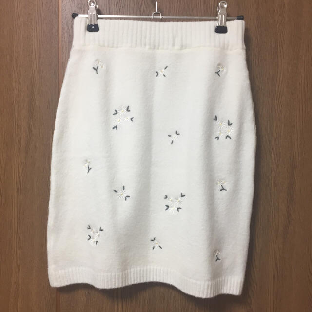 dazzlin(ダズリン)の【dazzlin】マーガレット刺繍ニットスカート レディースのスカート(ミニスカート)の商品写真