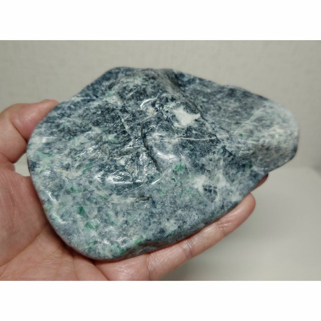 黒緑 750g 翡翠 ヒスイ 原石 糸魚川 鉱物 鉱石 鑑賞石 自然石 誕生石