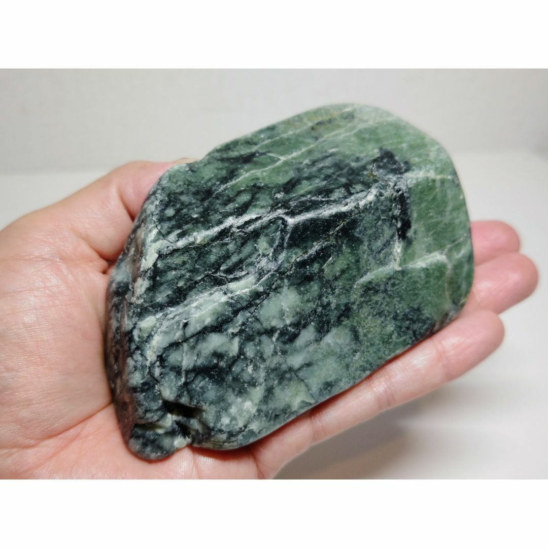 姫川・緑 3.2kg 翡翠 ヒスイ 翡翠原石 原石 鉱物 鑑賞石 自然石