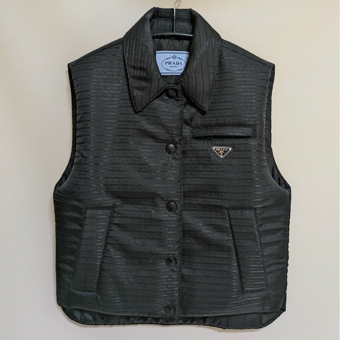 PRADA Re-Nylon パデッドベスト ブラック 38サイズ PRADA Re-Nylon パデッドベスト ブラック 38サイズ
