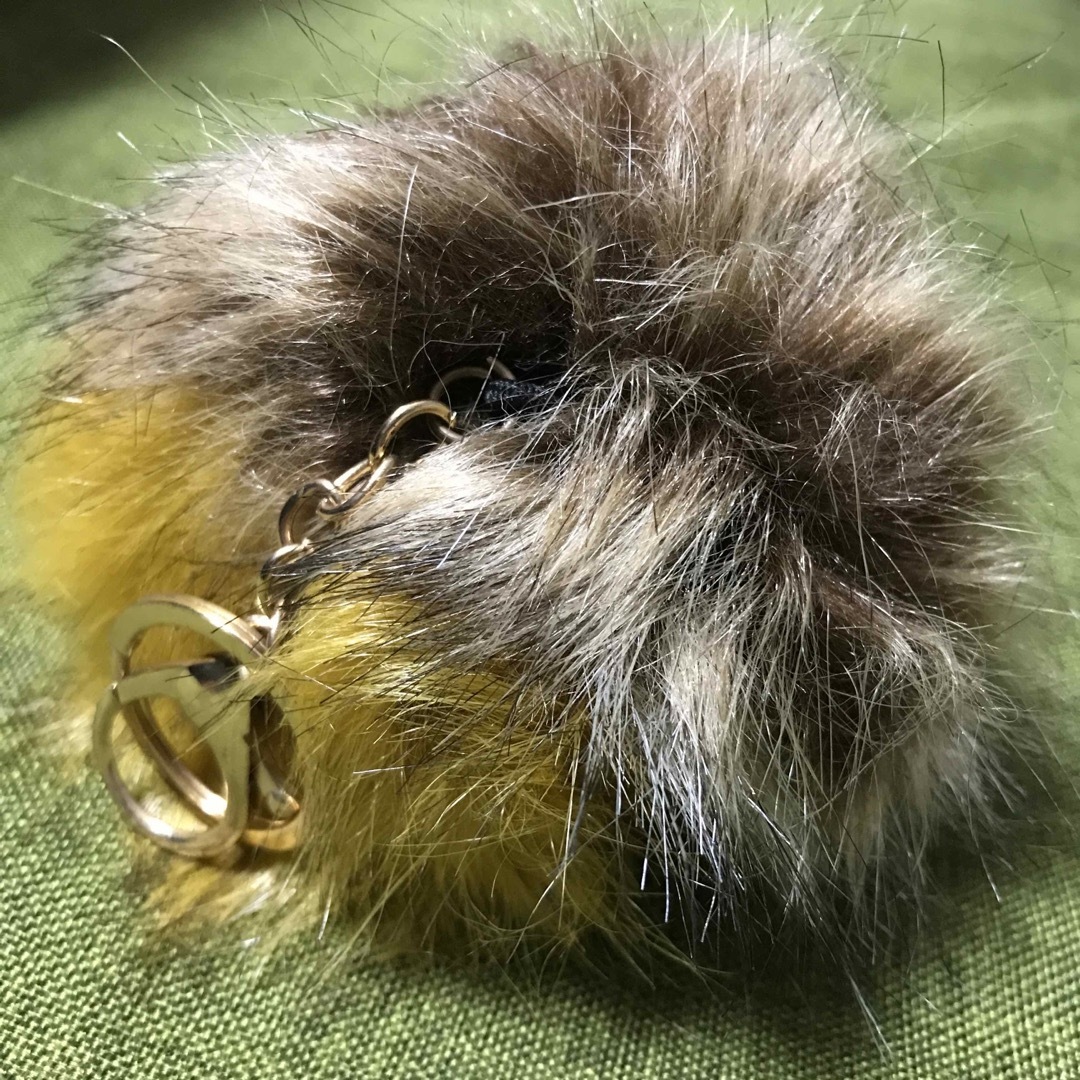 キーホルダー　バッグチャーム　ファー ハンドメイドのアクセサリー(キーホルダー/ストラップ)の商品写真