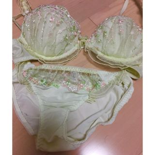 ♡新品未使用♡黄緑色のブラとショーツセット(ブラ&ショーツセット)