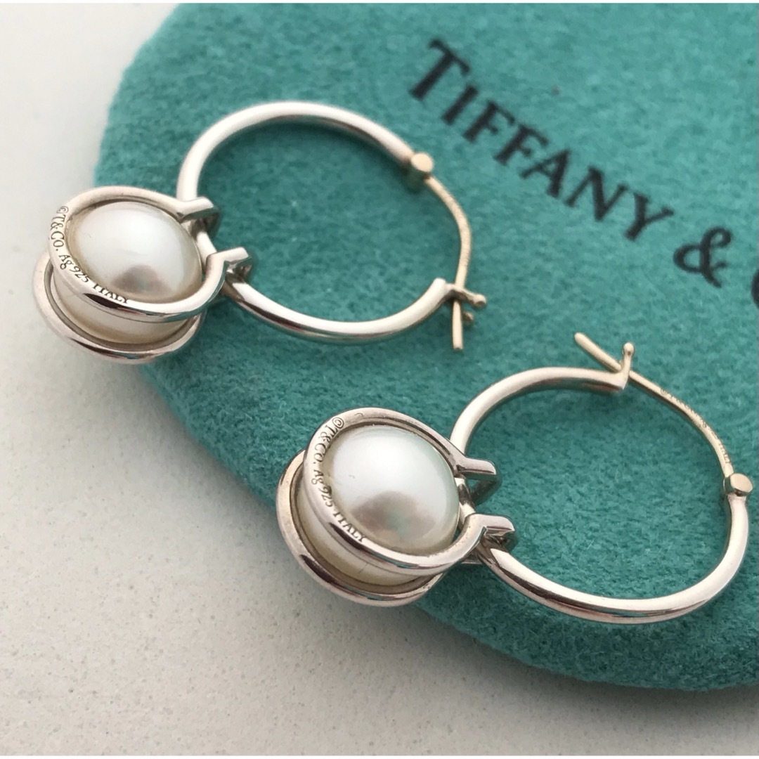 Tiffany & Co. - Tiffany ハードウェアパールフープピアス美品の Tiffany & Co. - Tiffany ハードウェアパールフープピアス美品の