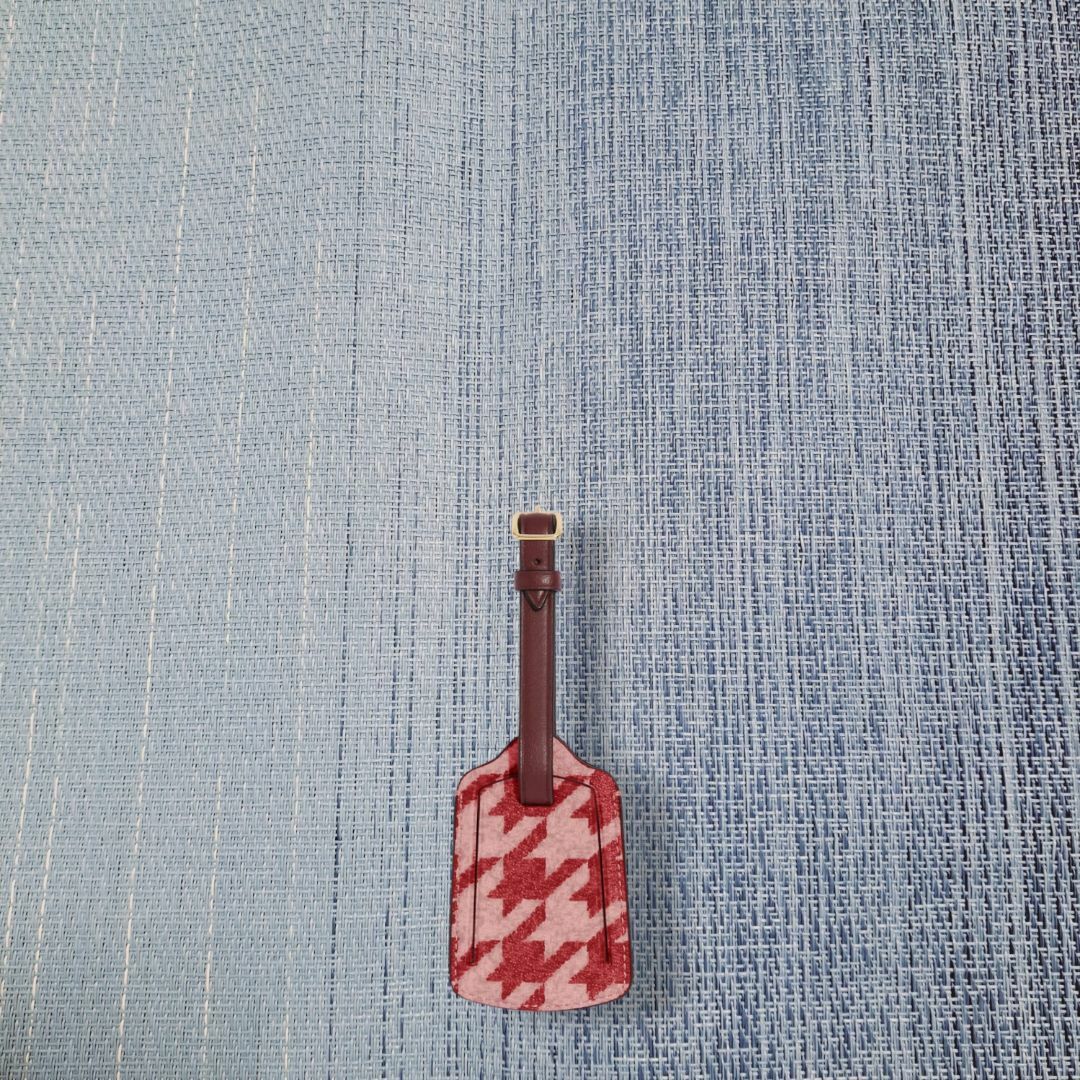 新品】COACH コーチラゲッジタグ 千鳥格子柄 ピンク レッド CK067