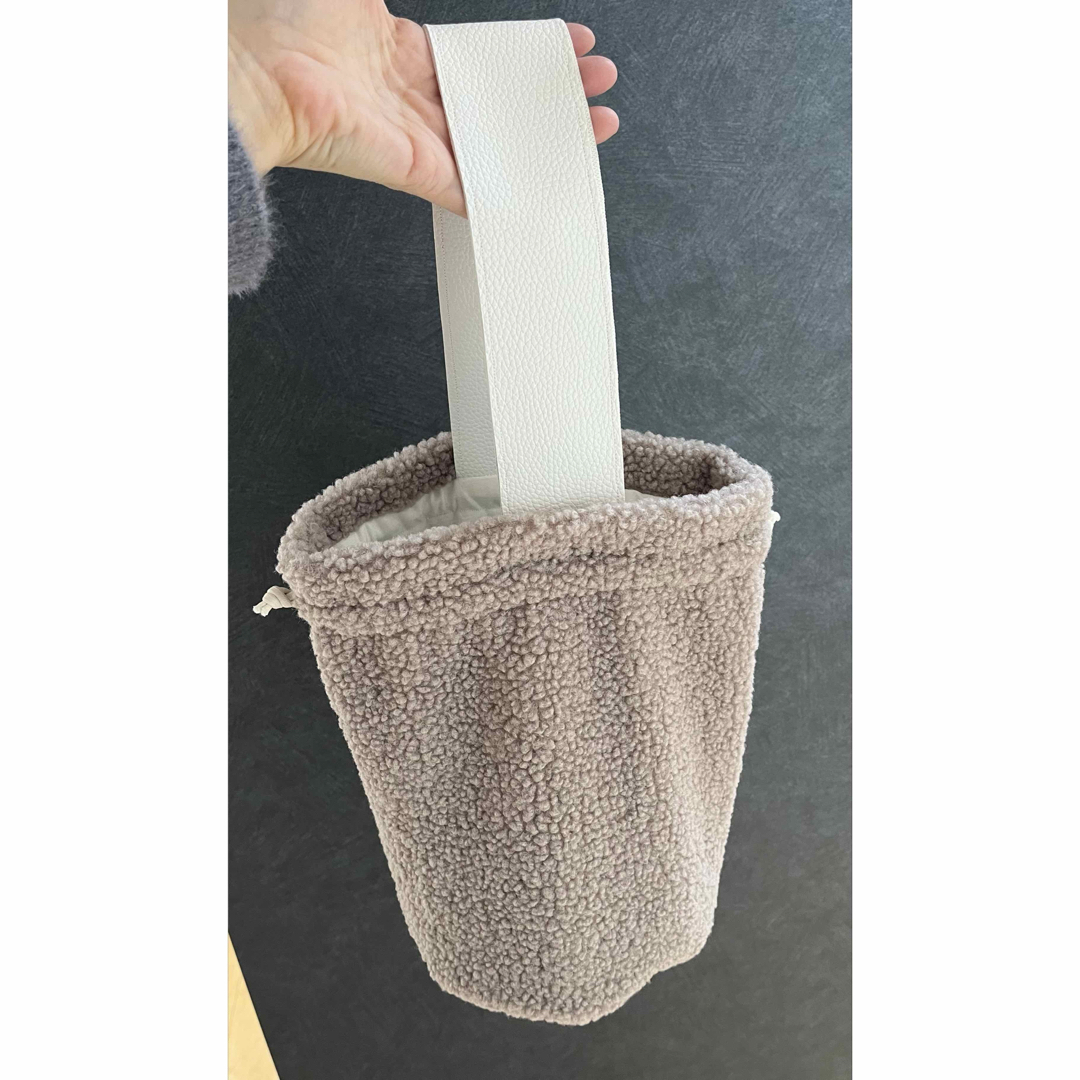 ハンドバッグ　ボア　巾着　バケツ型　ベージュ　 ハンドメイド　レザー レディースのバッグ(ハンドバッグ)の商品写真