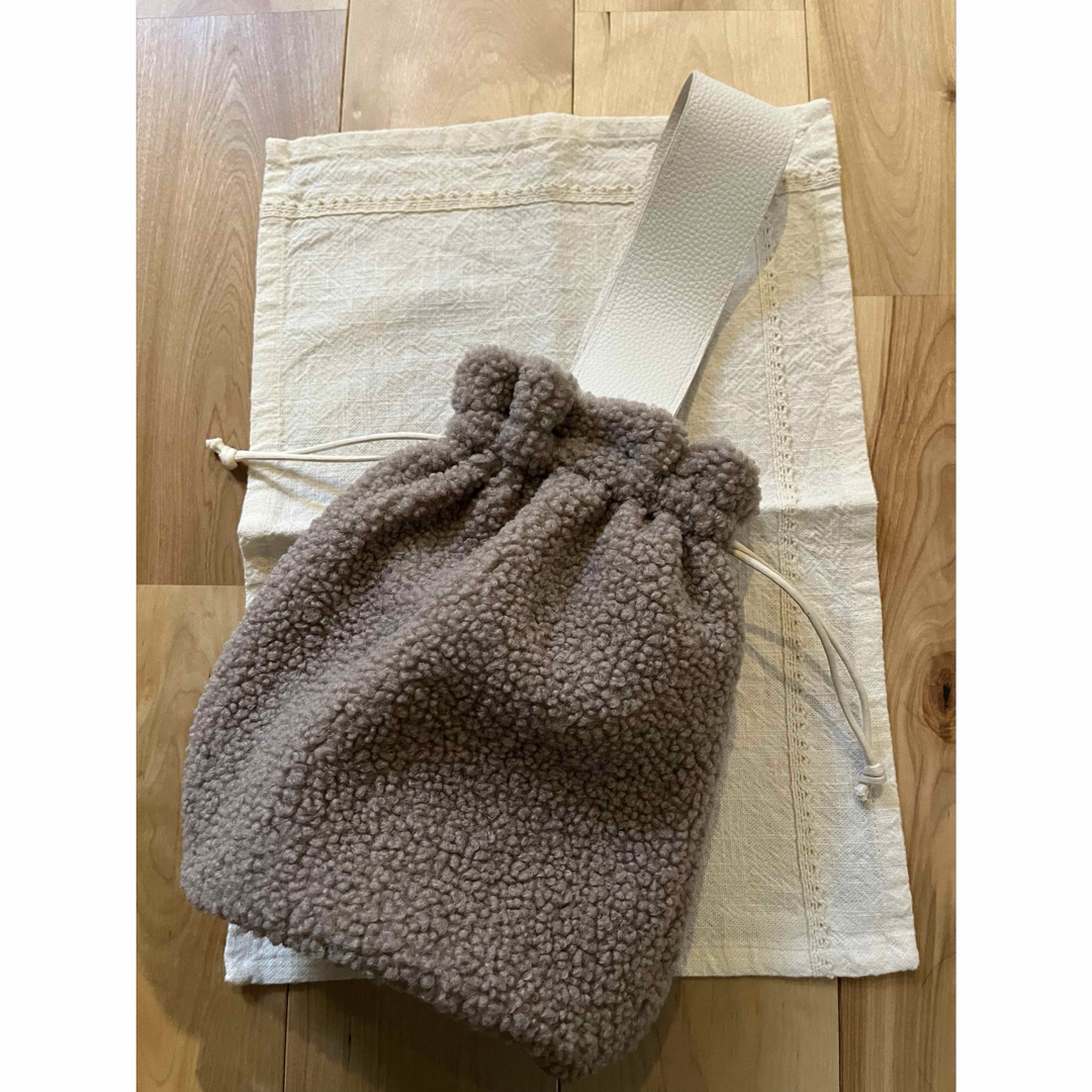 ハンドバッグ　ボア　巾着　バケツ型　ベージュ　 ハンドメイド　レザー レディースのバッグ(ハンドバッグ)の商品写真