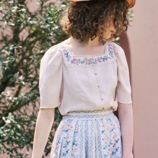 アンアナザーアンジェラス(an another angelus)のスクエアネックアンティークローズ刺繍ブラウス(シャツ/ブラウス(長袖/七分))