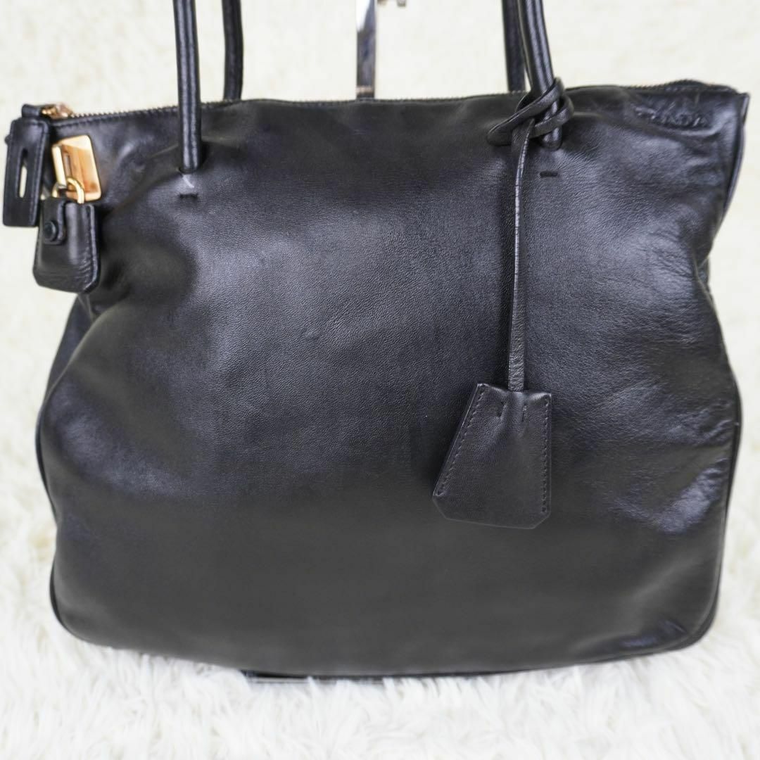 PRADA - 美品 プラダ PRADA 黒 ショルダーバッグ 南京錠 レザー PRADA - 美品 プラダ PRADA 黒 ショルダーバッグ 南京錠 レザー