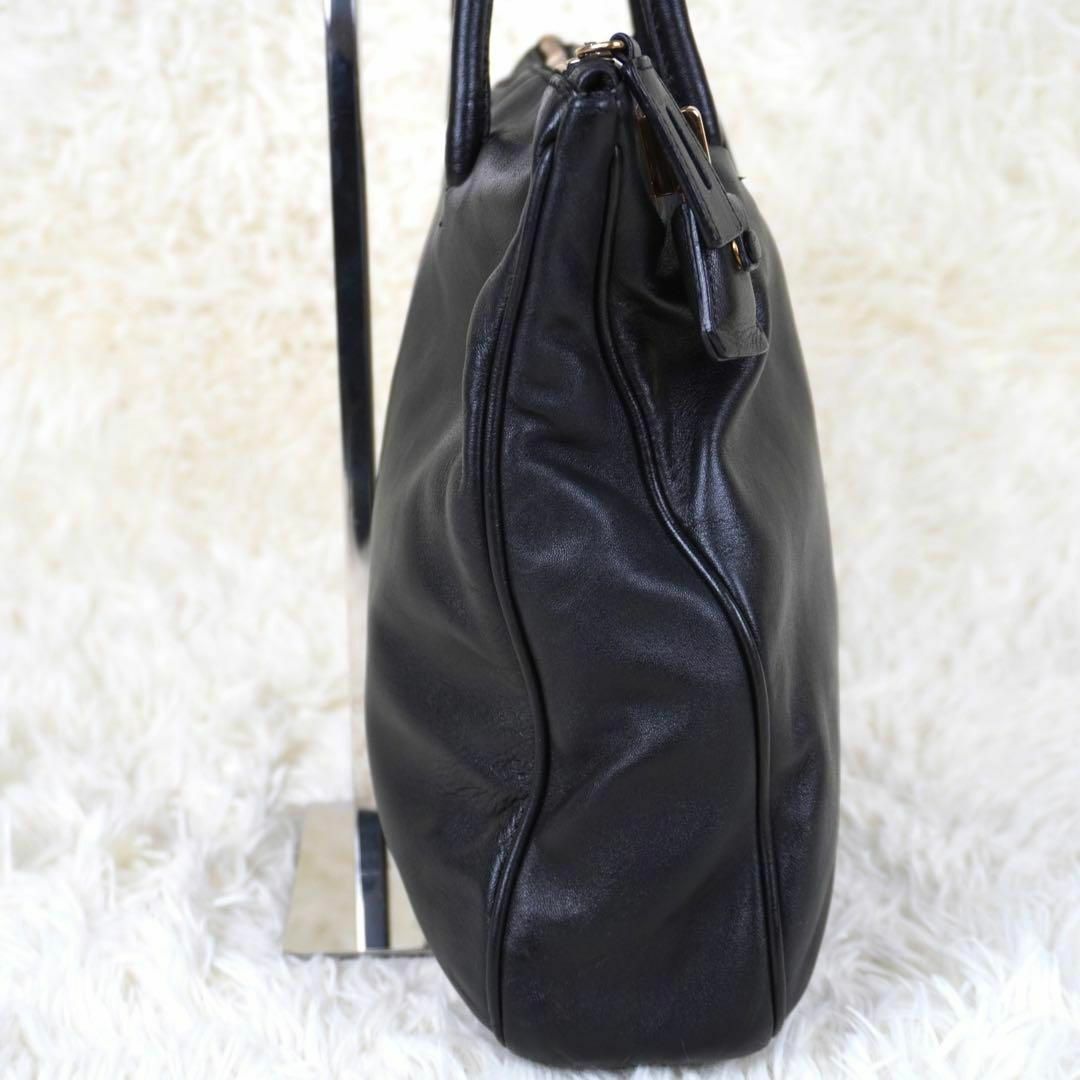 PRADA - 美品 プラダ PRADA 黒 ショルダーバッグ 南京錠 レザー PRADA - 美品 プラダ PRADA 黒 ショルダーバッグ 南京錠 レザー
