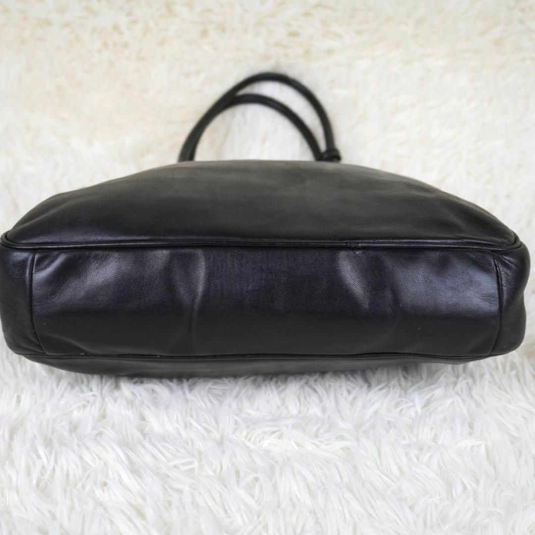 PRADA - 美品 プラダ PRADA 黒 ショルダーバッグ 南京錠 レザー PRADA - 美品 プラダ PRADA 黒 ショルダーバッグ 南京錠 レザー