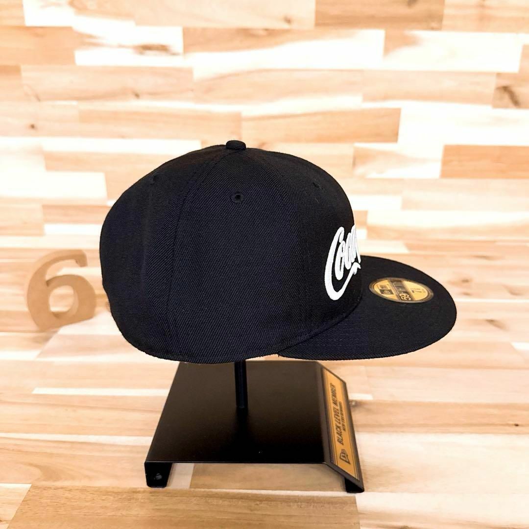 NEW ERA(ニューエラ)のレア/廃番【ニューエラ×コカコーラ】限定コラボ 刺繍ロゴ キャップ黒ブラック×白 メンズの帽子(キャップ)の商品写真
