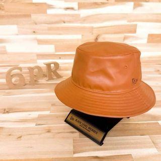 ニューエラ(NEW ERA)の美品【ニューエラ】フェイク レザー バケットハット シンプル L/XL茶ブラウン(ハット)