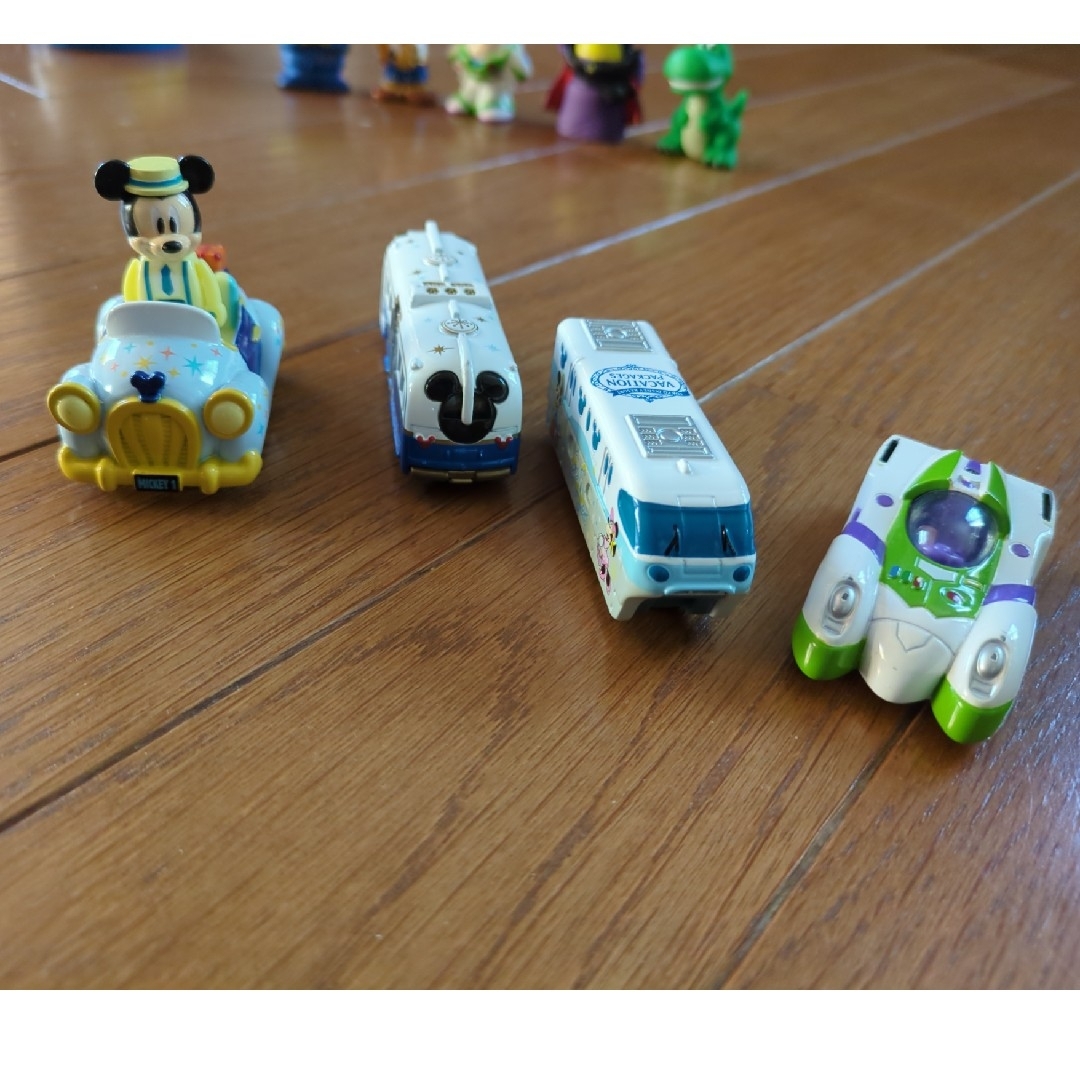 Disney(ディズニー)のディズニーミニカー×4 エンタメ/ホビーのおもちゃ/ぬいぐるみ(ミニカー)の商品写真