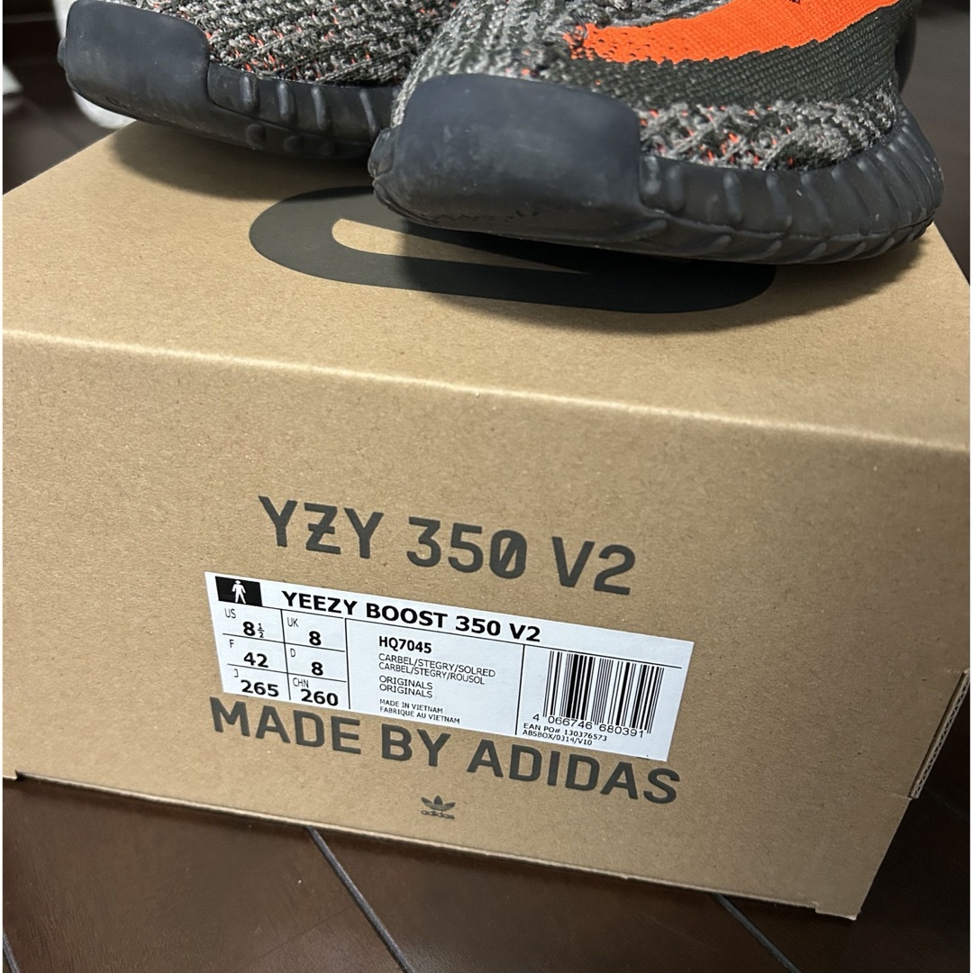 YEEZY（adidas）(イージー)のadidas YEEZY Boost 350V2 "Carbon Beluga" メンズの靴/シューズ(スニーカー)の商品写真