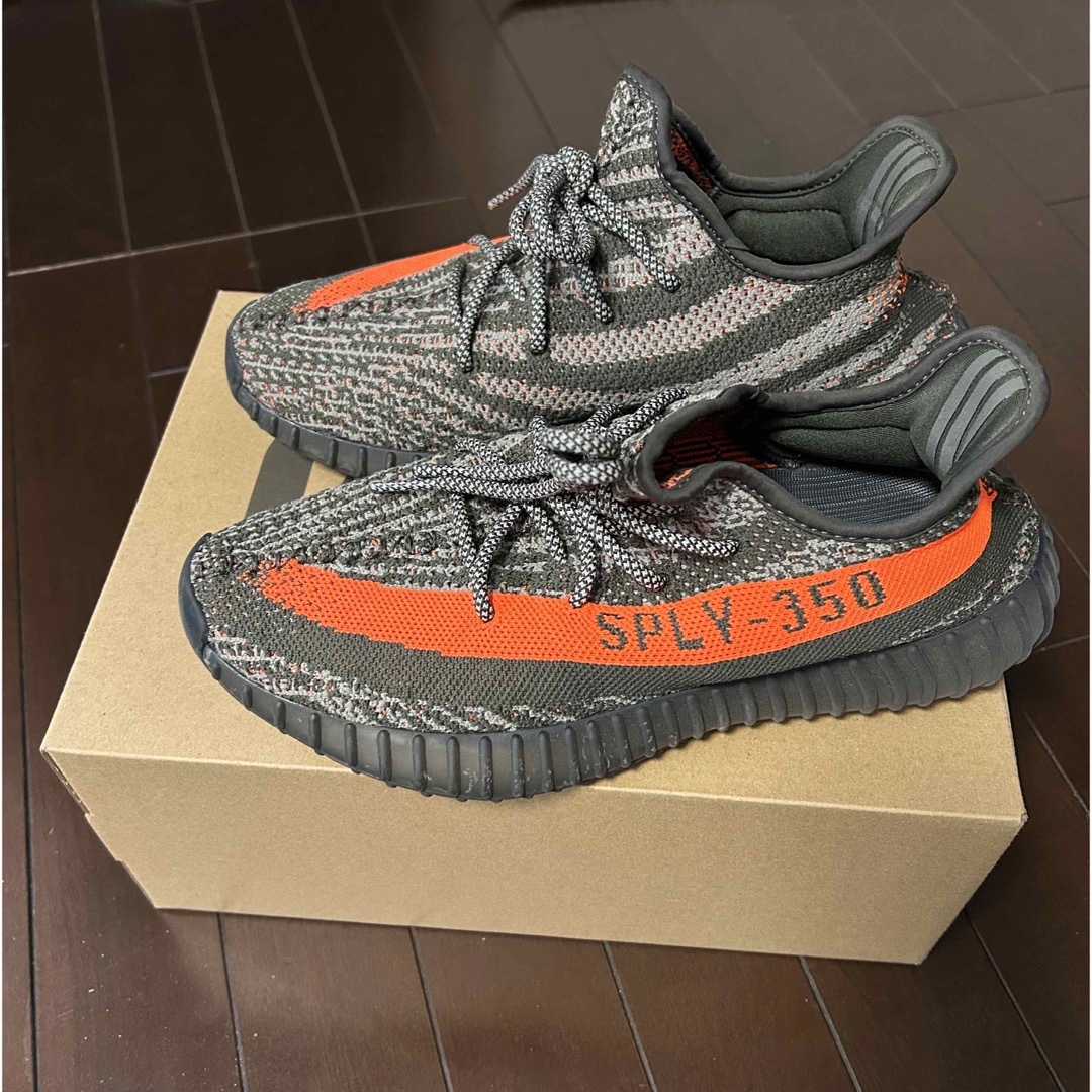 YEEZY（adidas）(イージー)のadidas YEEZY Boost 350V2 "Carbon Beluga" メンズの靴/シューズ(スニーカー)の商品写真