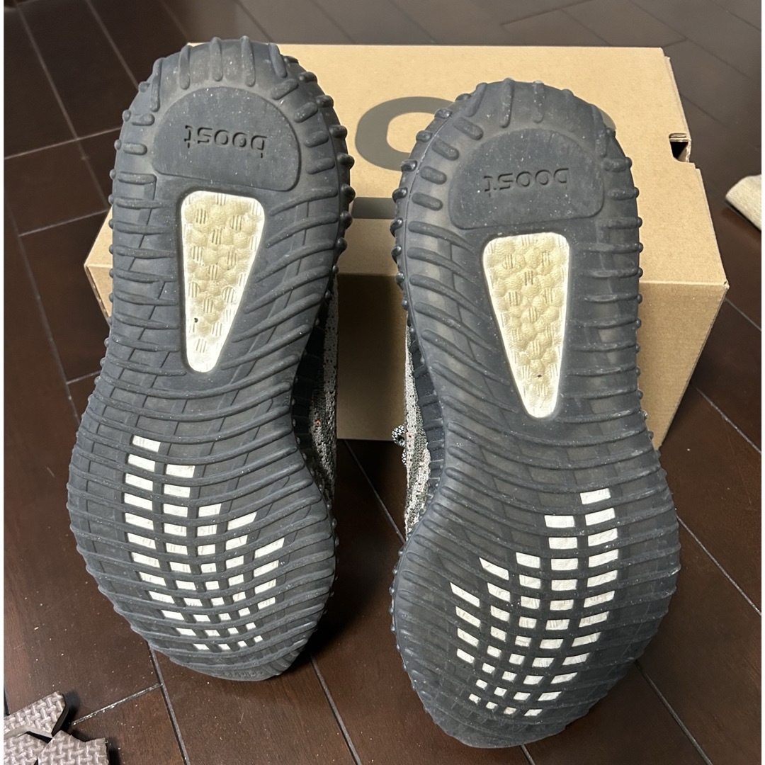 YEEZY（adidas）(イージー)のadidas YEEZY Boost 350V2 "Carbon Beluga" メンズの靴/シューズ(スニーカー)の商品写真