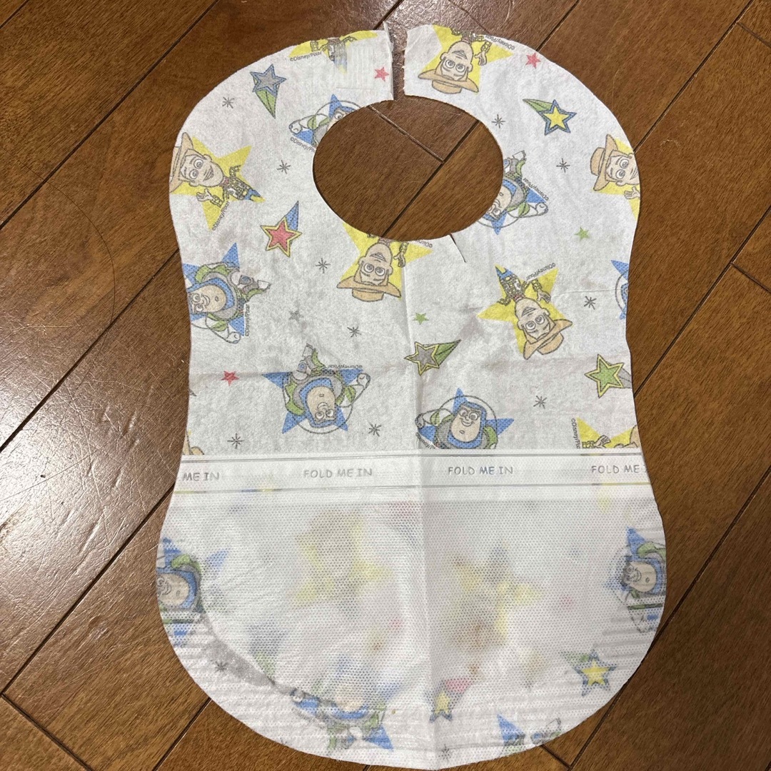 Disney(ディズニー)の赤ちゃん用紙エプロン キッズ/ベビー/マタニティの授乳/お食事用品(お食事エプロン)の商品写真