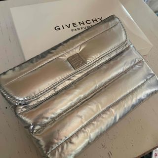 GIVENCHY(ポーチ ・ シルバー/銀色系)のフリマアイテム一覧 GIVENCHY(ポーチ ・ シルバー/銀色系)のフリマアイテム一覧