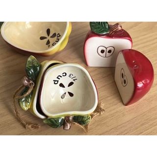 【新品】りんごの計量カップと塩胡椒入れ(5つ)(調理道具/製菓道具)