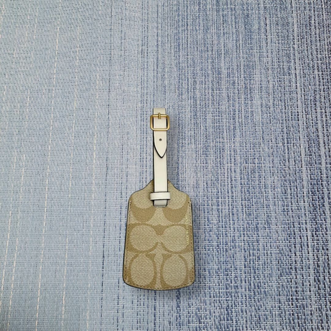 COACH - コーチ COACH ネームタグ シグネチャー ラゲッジ ライトカーキ チョーク
