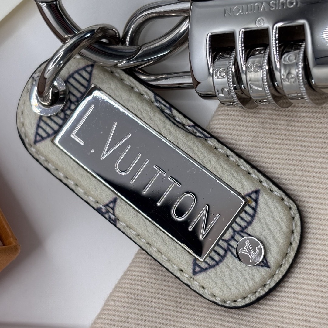 MP2035】LOUIS VUITTON☆モノグラムロックキーホルダー 未使用 MP2035】LOUIS VUITTON☆モノグラムロックキーホルダー 未使用