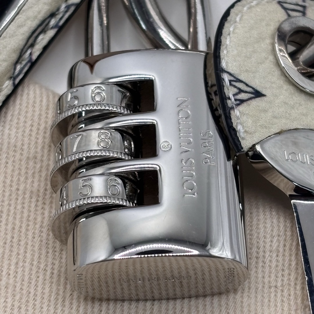 MP2035】LOUIS VUITTON☆モノグラムロックキーホルダー 未使用 MP2035】LOUIS VUITTON☆モノグラムロックキーホルダー 未使用