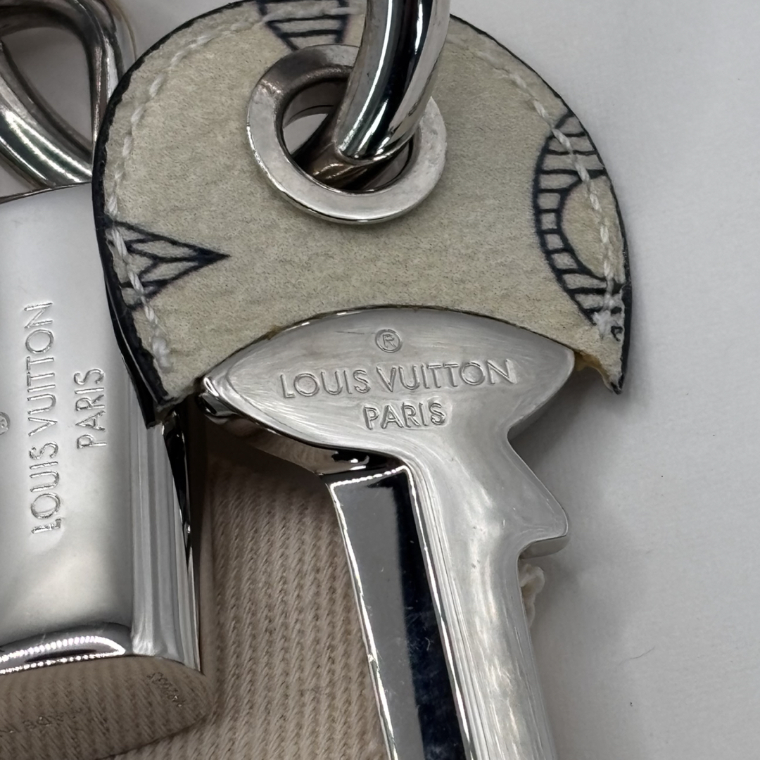 MP2035】LOUIS VUITTON☆モノグラムロックキーホルダー 未使用 MP2035】LOUIS VUITTON☆モノグラムロックキーホルダー 未使用