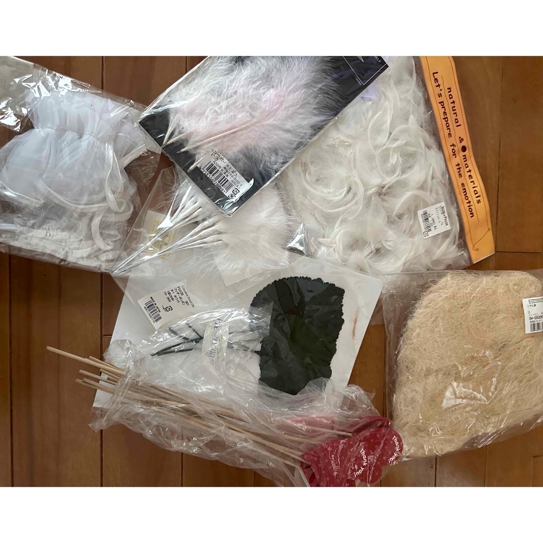 フラワーアレンジ　プリザーブドフラワー　商材セット　7セット　羽根、葉っぱ ハンドメイドの素材/材料(各種パーツ)の商品写真