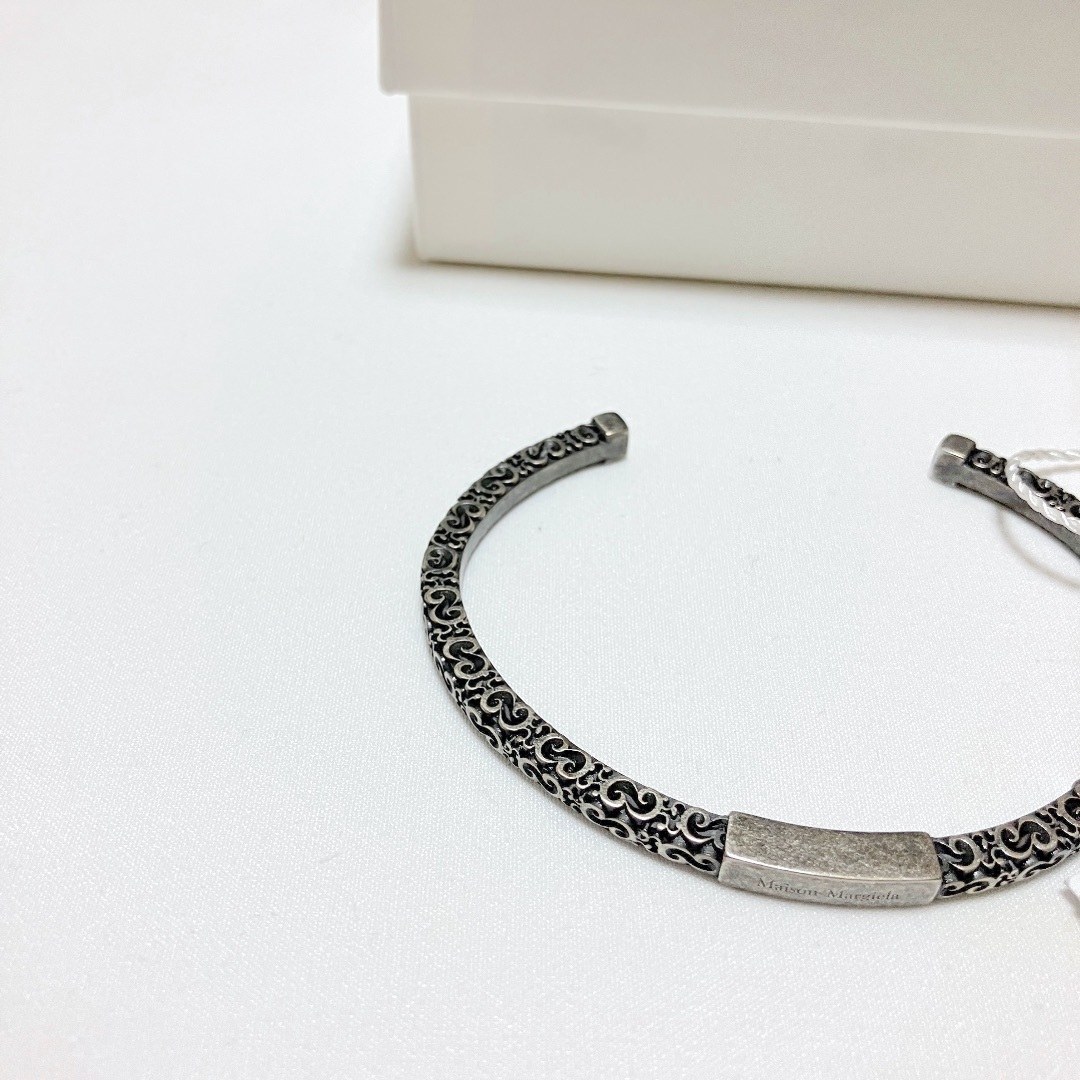 新品 L 21awマルジェラ エングレーブブランドロゴ ブレスレット 17166 Maison Margiela（旧Maison Martin Margiela） - 新品 L 21aw