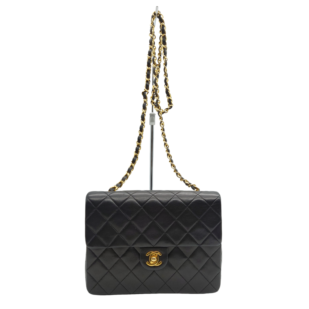 CHANEL - シャネル CHANEL ミニマトラッセ フラップ チェーンショルダー バッグ シングルチェーン ロゴデザイン ココマーク ダブルC キルティング シンプル 華やか 定番 存在感 きれいめ エレガント おしゃれ かわいい 高級感 女性的 上品 上質 フォーマル 優雅 ブラック ゴールド ラムスキン  レディース 【中古 AB品】☆送料無料☆ 当店通常価格649000円