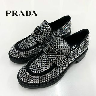 プラダ(PRADA)のM10944 プラダ ラインストーン サテン ロゴプレート ローファー ブラック(ローファー/革靴)