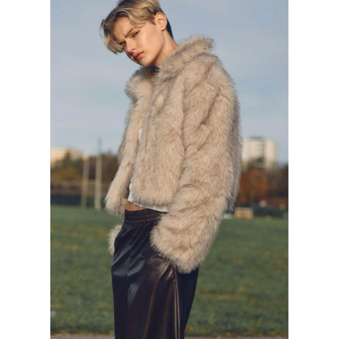 H&M クロップドフラッフィジャケット XLサイズ 完売品 ファー H&M クロップドフラッフィジャケット XLサイズ 完売品 ファー