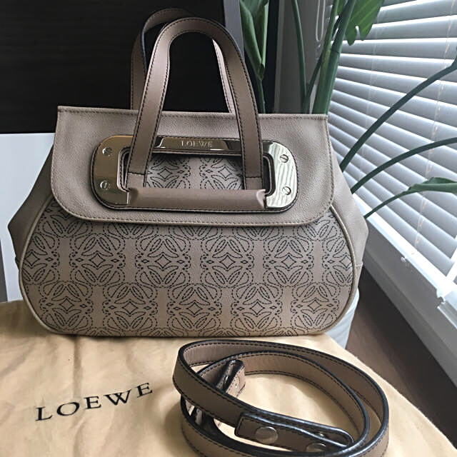 本日のみ！！2018AW LOEWE　堅押しショルダーバッグ