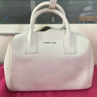 Charles and Keith(バッグ ・ ホワイト/白色系)のフリマ Charles and Keith(バッグ ・ ホワイト/白色系)のフリマ