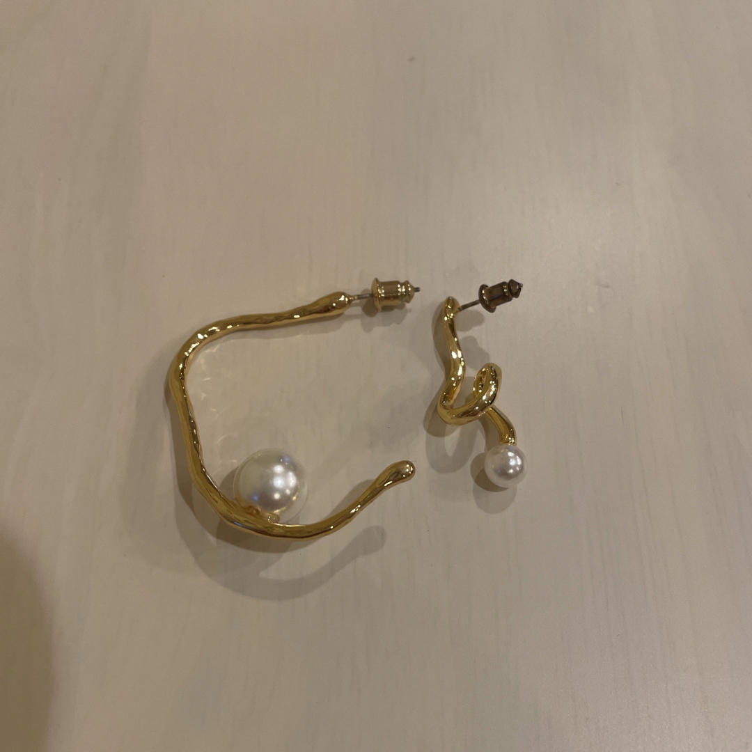Ameri VINTAGE(アメリヴィンテージ)のAcka エーシーケーエー アシンメトリー ピアス レディースのアクセサリー(ピアス)の商品写真