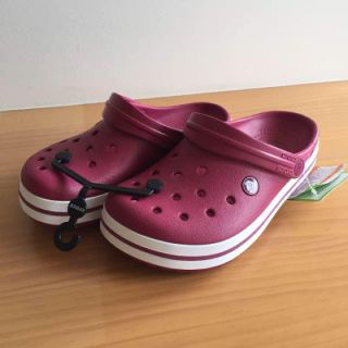 クロックス(crocs)のゆか様専用‼️２２センチ  新品 クロックス ラズベリー(サンダル)