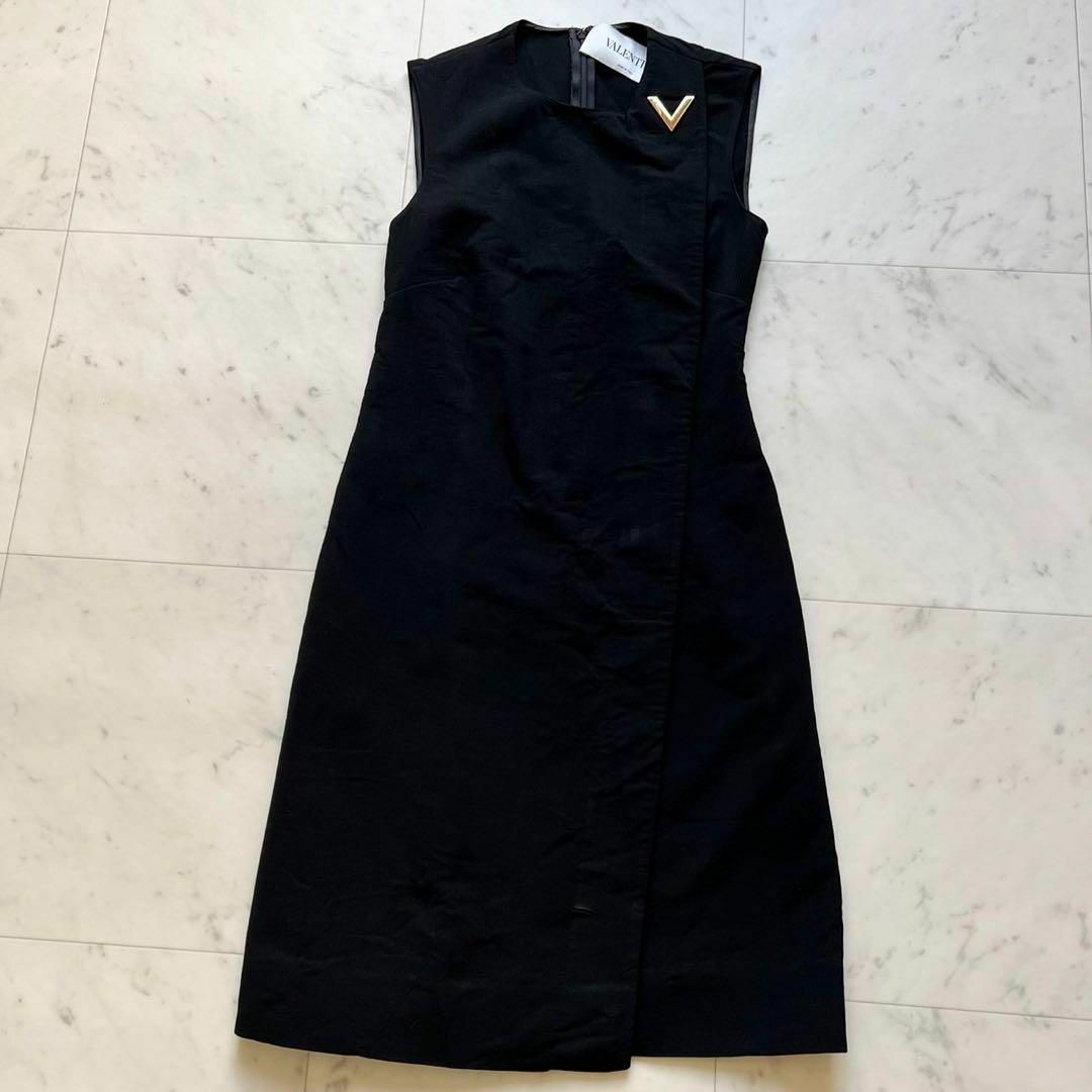 VALENTINO Vロゴ金具付 ラップデザイン ノースリーブワンピース 黒 VALENTINO Vロゴ金具付 ラップデザイン ノースリーブワンピース 黒