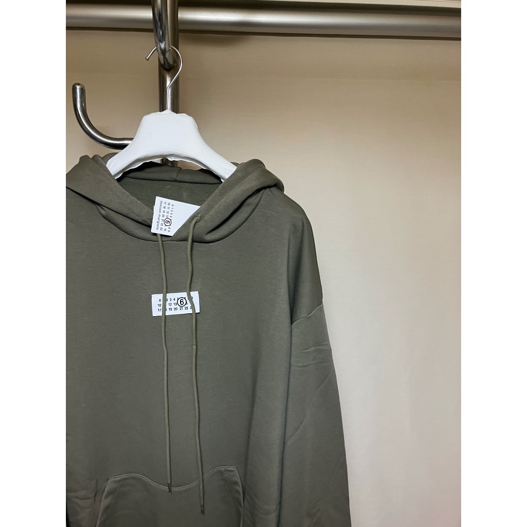 MM6 - 新品 L 24aw メゾン マルジェラ MM6 ブランドロゴパーカー MM6 - 新品 L 24aw メゾン マルジェラ MM6 ブランドロゴパーカー