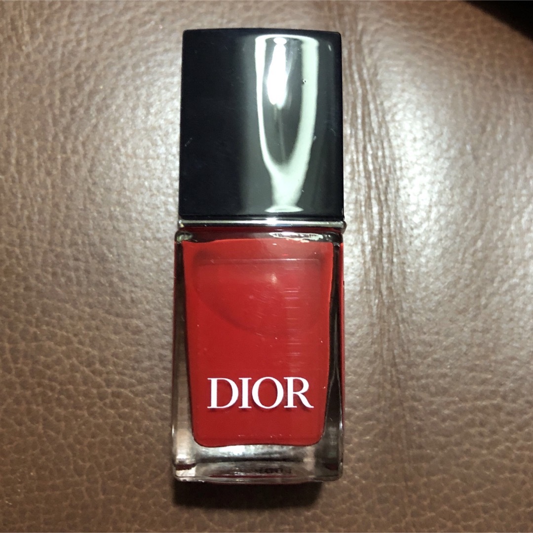 Dior(ディオール)のDIOR ネイル　マニュキア　赤　レッド　ヴェルニ　大人気　値下げ コスメ/美容のネイル(マニキュア)の商品写真