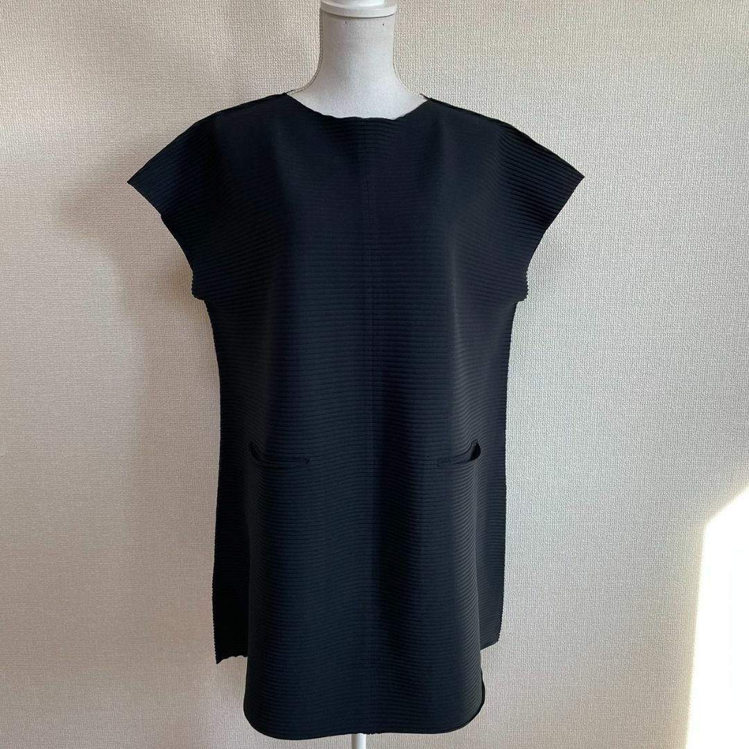 イッセイミヤケ ISSEY MIYAKE 黒トップス 日本製 プリーツ加工 イッセイミヤケ ISSEY MIYAKE 黒トップス 日本製 プリーツ加工