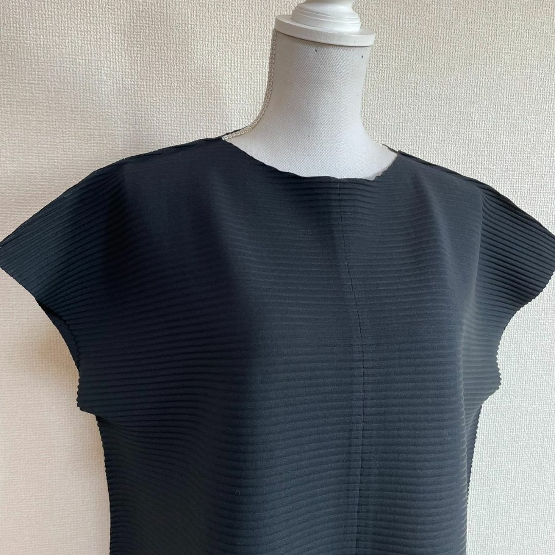 イッセイミヤケ ISSEY MIYAKE 黒トップス 日本製 プリーツ加工 イッセイミヤケ ISSEY MIYAKE 黒トップス 日本製 プリーツ加工