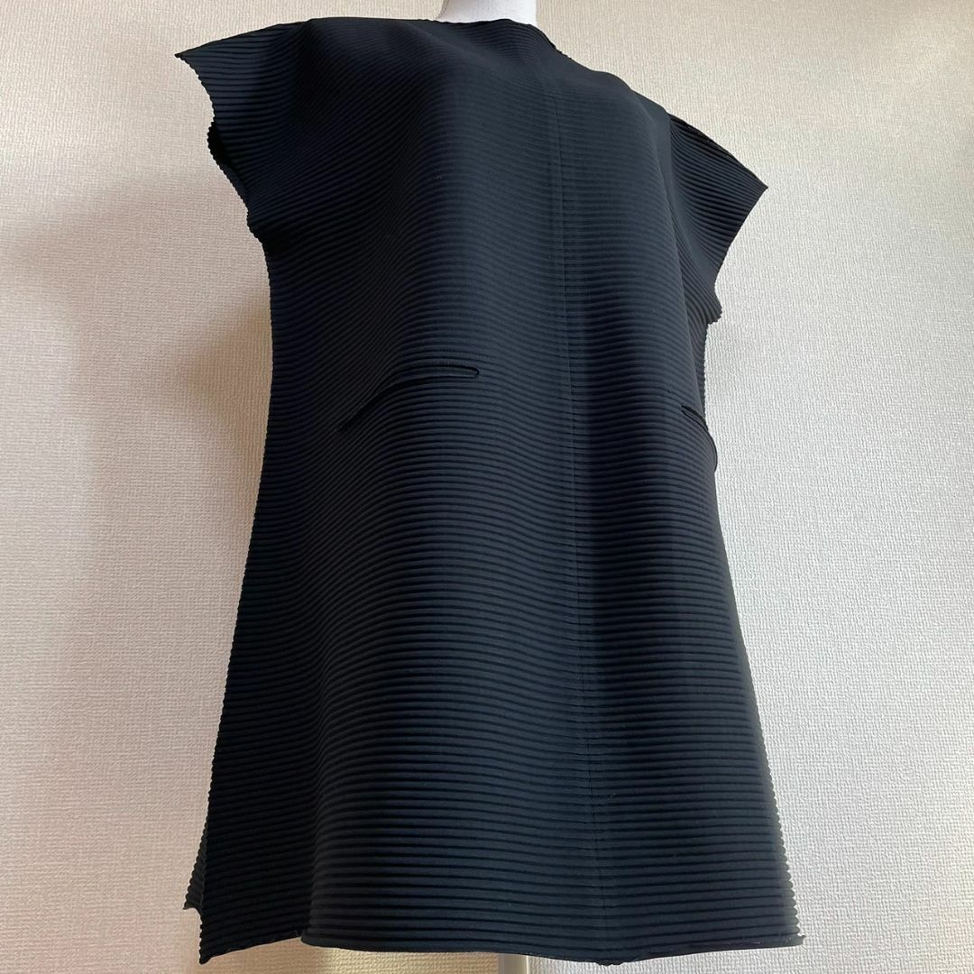 イッセイミヤケ ISSEY MIYAKE 黒トップス 日本製 プリーツ加工 イッセイミヤケ ISSEY MIYAKE 黒トップス 日本製 プリーツ加工