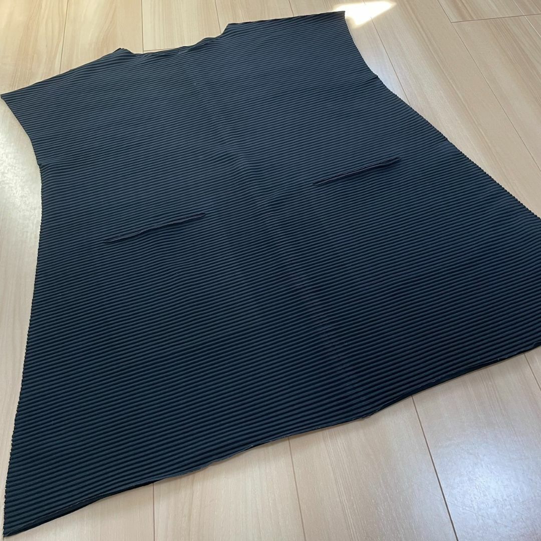 イッセイミヤケ ISSEY MIYAKE 黒トップス 日本製 プリーツ加工 イッセイミヤケ ISSEY MIYAKE 黒トップス 日本製 プリーツ加工